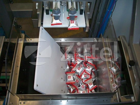 Дозирование флоу-пак в коробку насыпью Apsol doypack monobloc